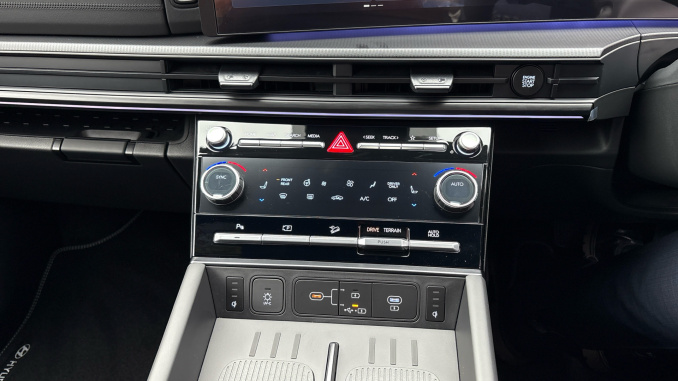 Hyundai SANTA FE 1.6 TGDi Hybrid Calligraphy 5dr 4WD Auto Hybrid Estate - Image 13